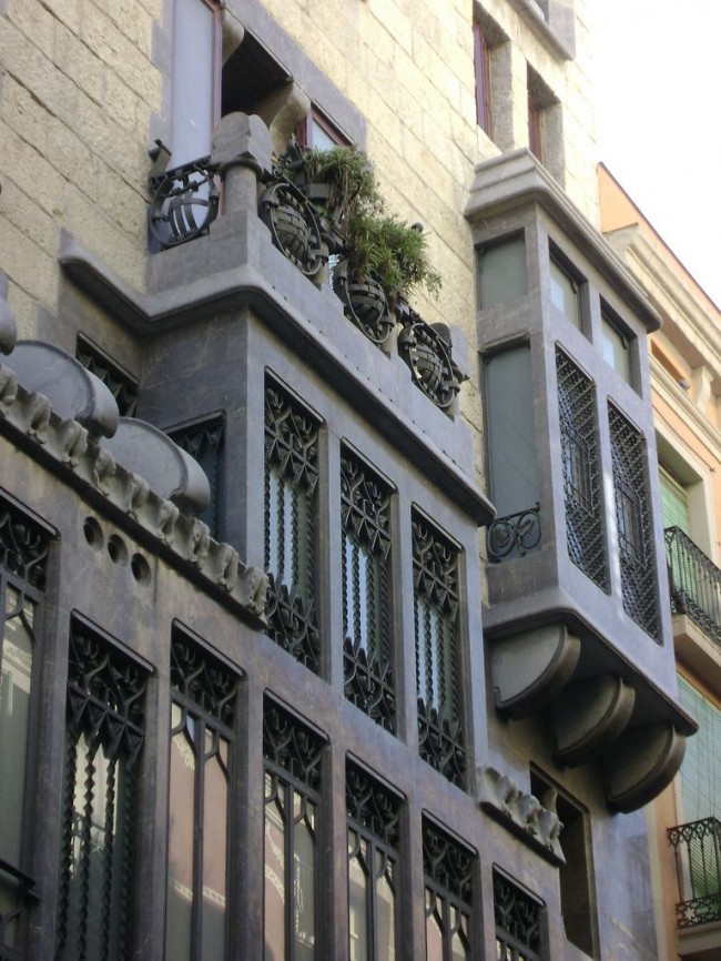 Дворец Гуэля в Барселоне (Palau Güell) — городской жилой дом (1885—1890гг.), Гауди