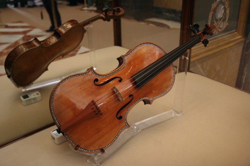 Одна из коллекционных скрипок Королевского Дворца в Мадриде