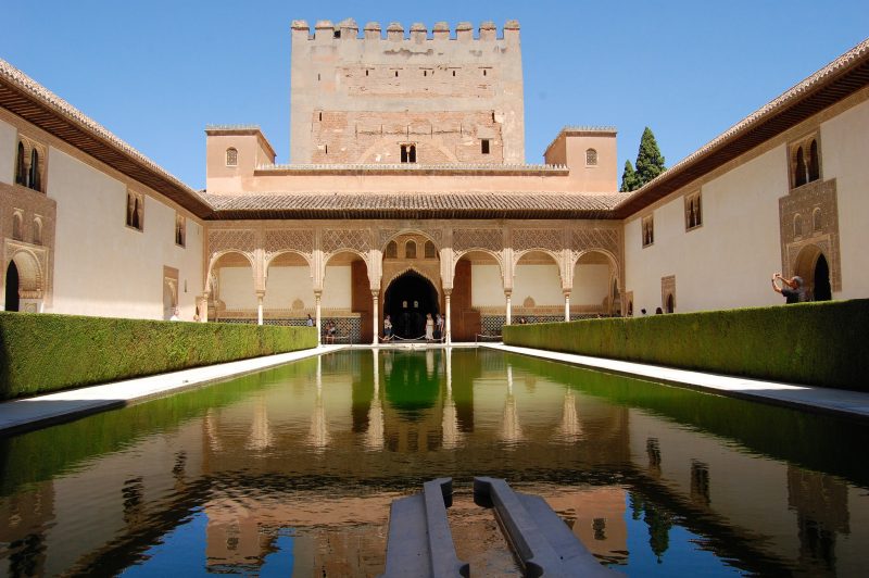 Миртовый двор и дворец-башня Комарес во дворце Альгамбра