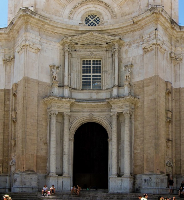 Центральный вход Catedral de Santa Cruz de Cádiz