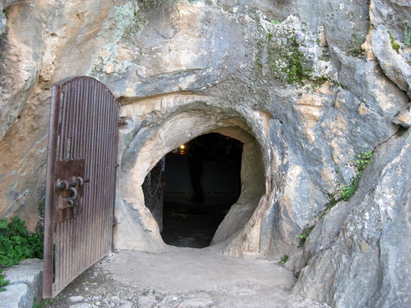 Вход в пещеру Пилета