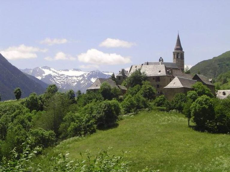 Долина Валь-д’Ара́н (исп. Valle de Arán, кат. Vall d’Aran)