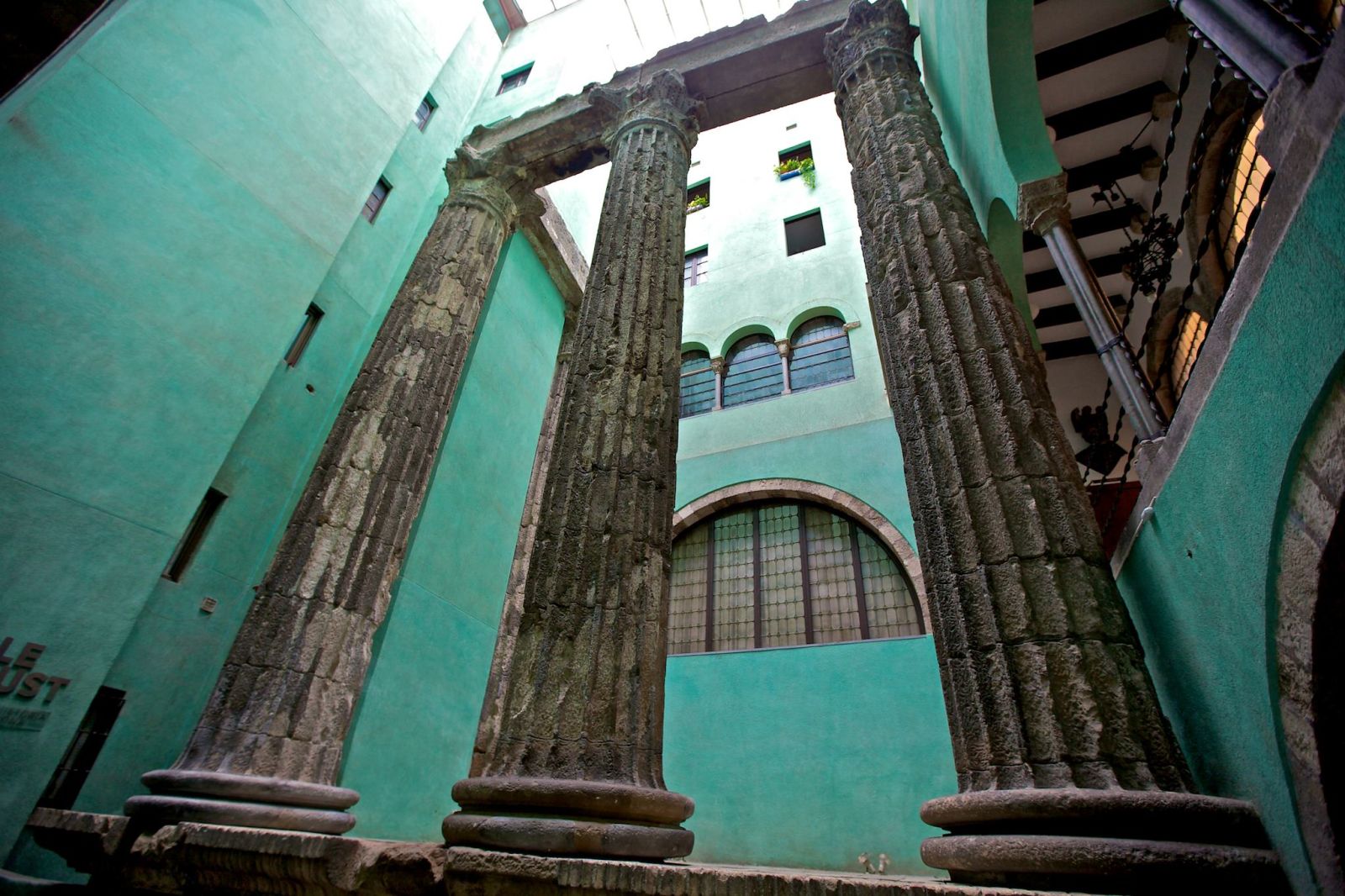 Античные колонны, MUHBA Temple d’August (фото: Francisco Aragão)