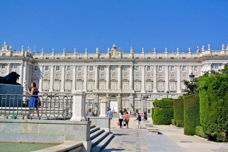 Вид на дворец с площади Ориенте