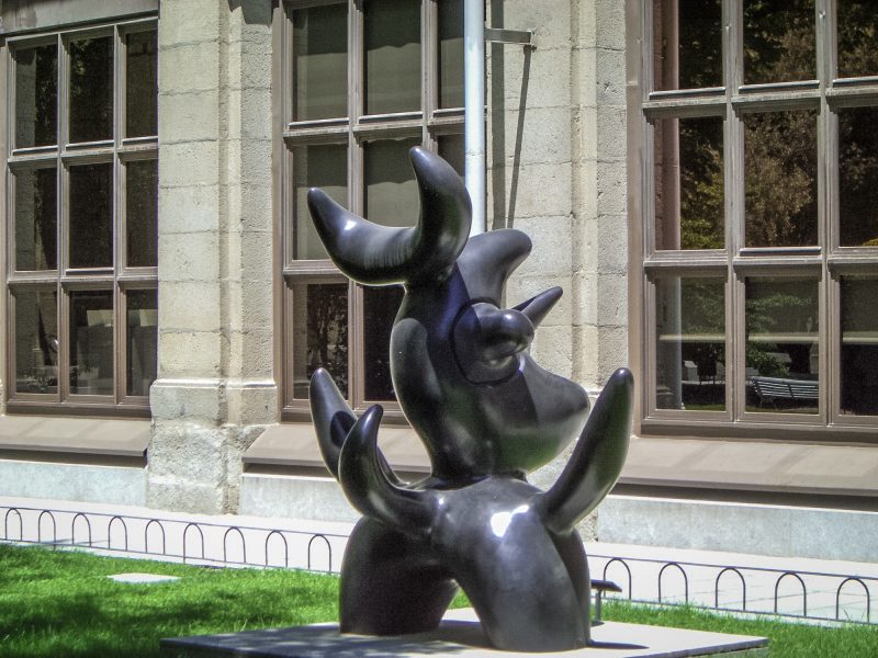 Скульптура Миро во внутреннем дворике Центра