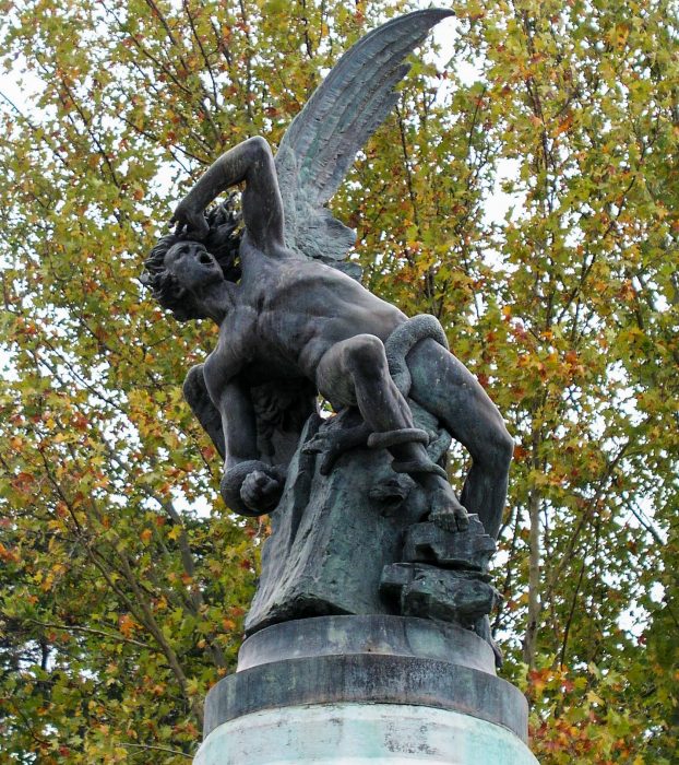 Фрагмент фонтана Падший ангел