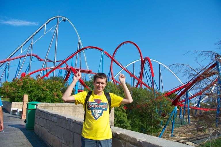 Аттракцион «Dragon Khan»