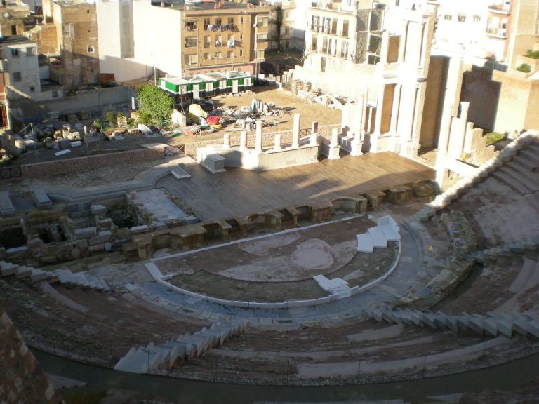 Римский античный амфитеатр (Teatro romano)