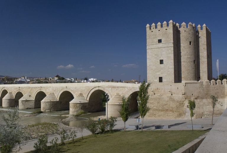 Башня Калаорра (Torre de la Calahorra)