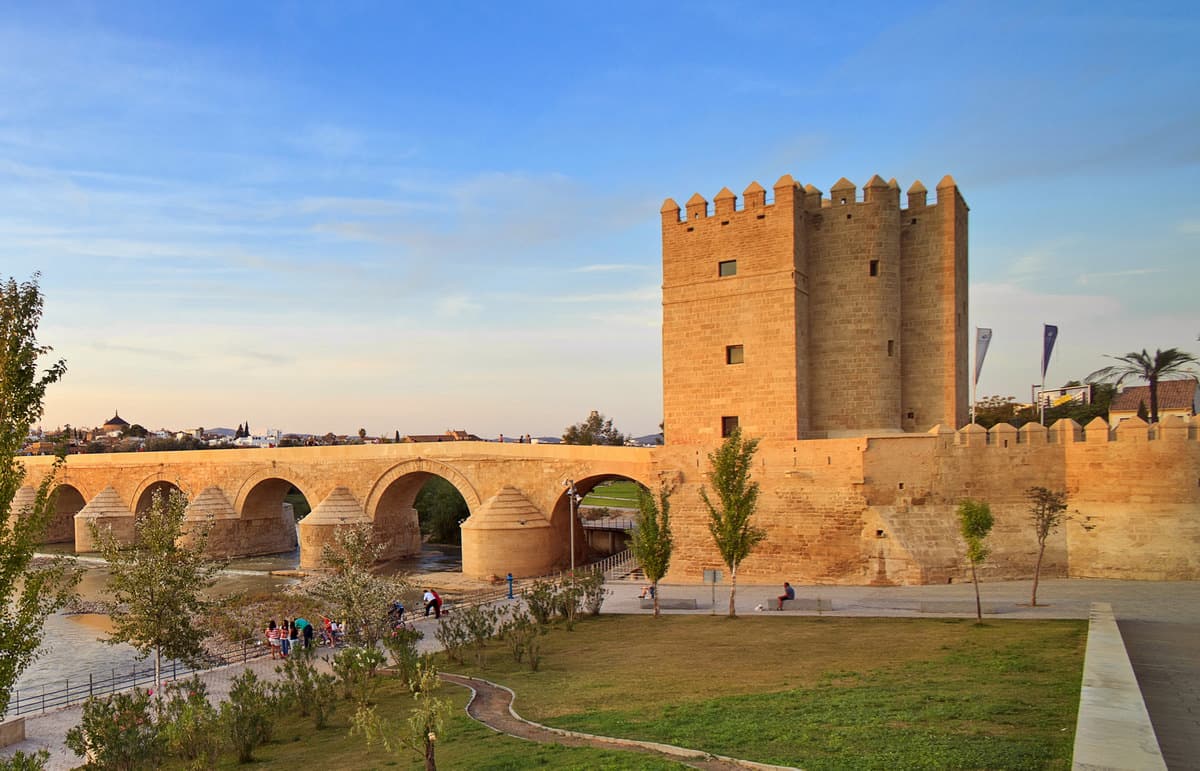 Башня Калаорра (Torre de la Calahorra)