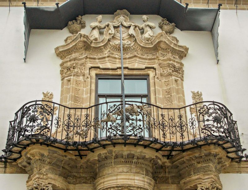 Балкон над входом