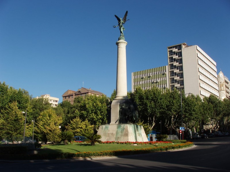 Площадь Битв ( Plaza de las Batallas) и Памятник павшим в битвах при Хаэне (Monumento a las batallas de Jaén)