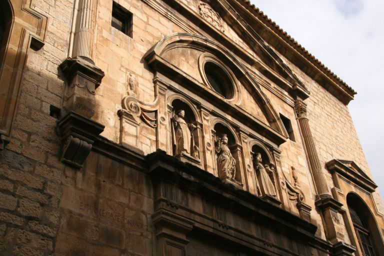 Королевский доминиканский монастырь (Real Convento de Santo Domingo), фасад в стиле маньеризма