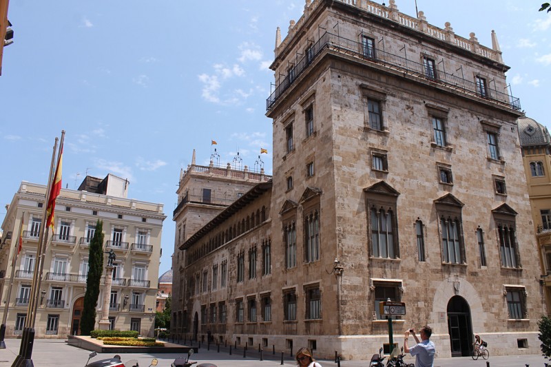 Вид на дворец с площади Plaça de Manises