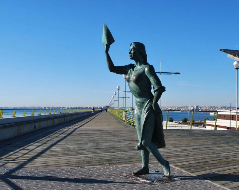 Памятник жене рыбака, провожающей мужа в море (Monumento a la mujer del pescador)