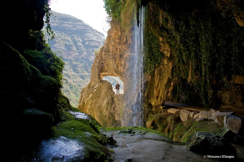 Пещера под водопадом