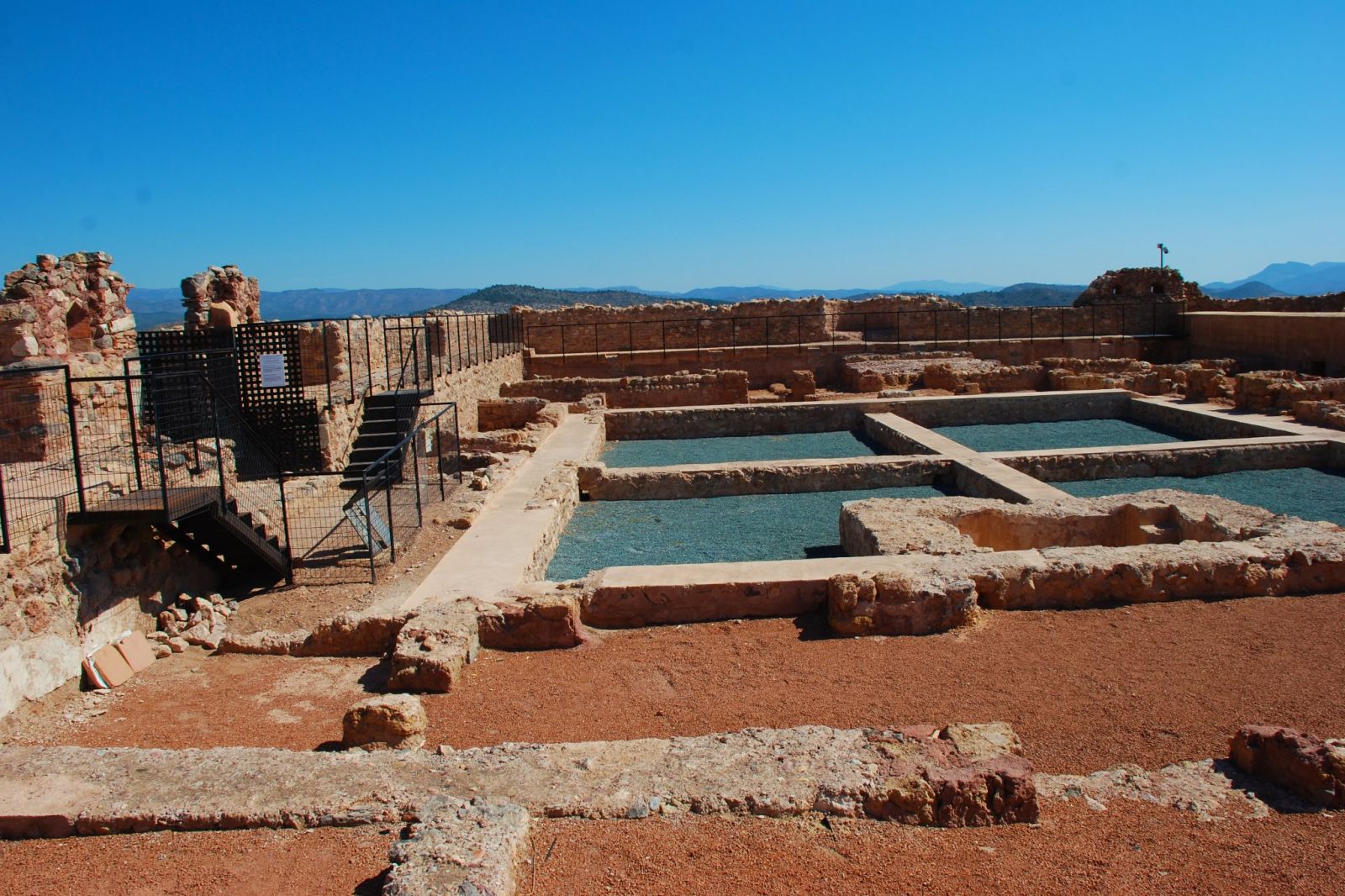 Раскопки в замке (Alcazaba) (фото: P. de Beira)