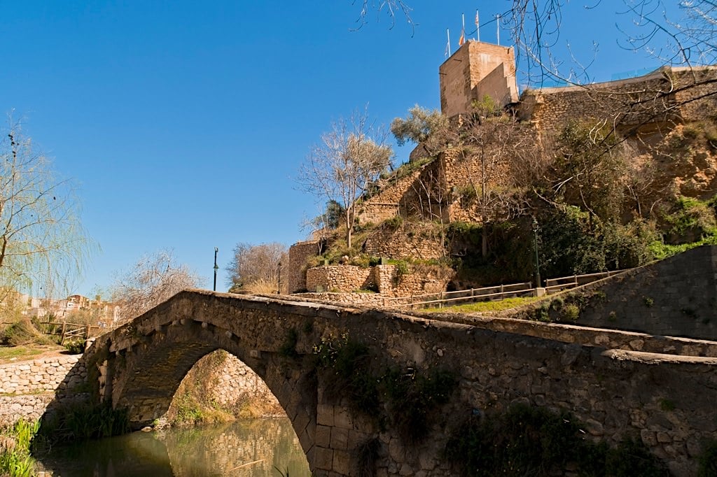 Mостик Буидаоли и башня Torre de Na Valora (фото: Javi Pereda)