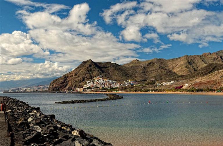 Пляж Las Teresitas в 5 км от столицы Санта Круз