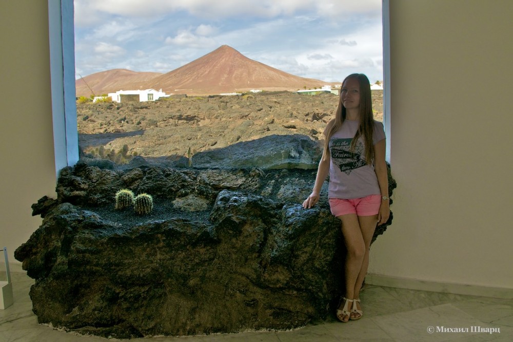 Арт объект – Вулканическая лава затекающая в окно