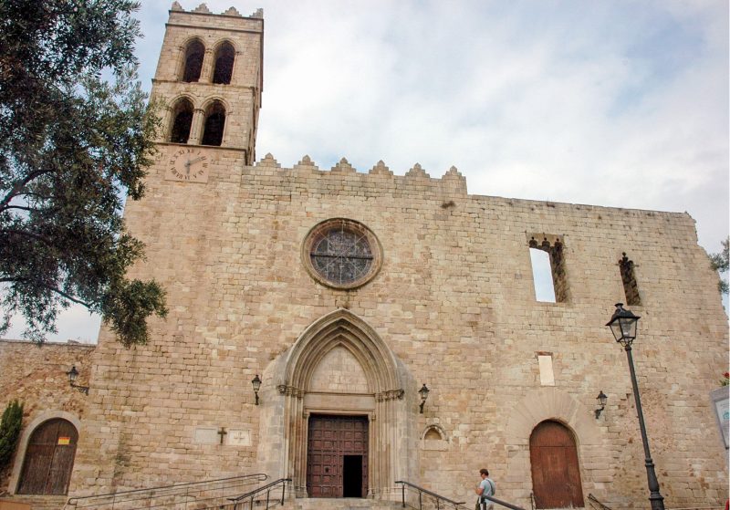 Церковь Санта-Мария с остатками замка виконтов Кабрера (XII век)(справа)