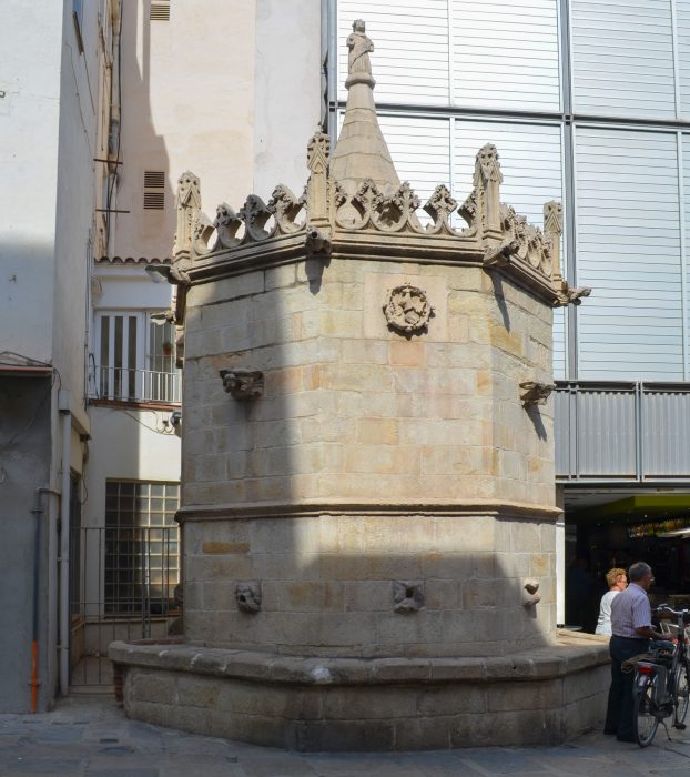 Готический фонтан (Fuente gótica)