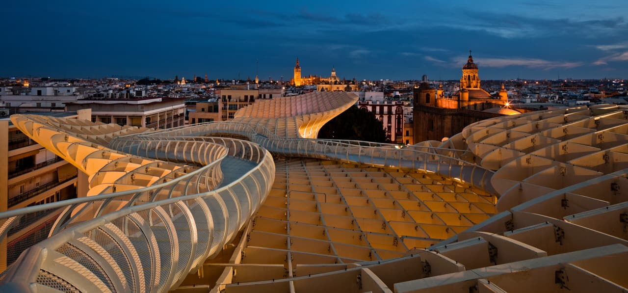 Смотровая площадка ночью (фото: Metropol Parasol)