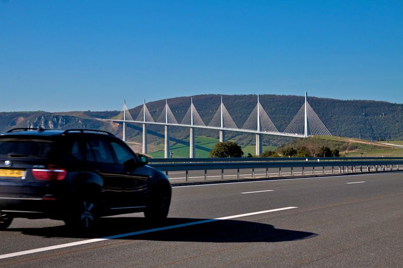 Мост Мийо (le Viaduc de Millau) по дороге из Барселоны в Париж