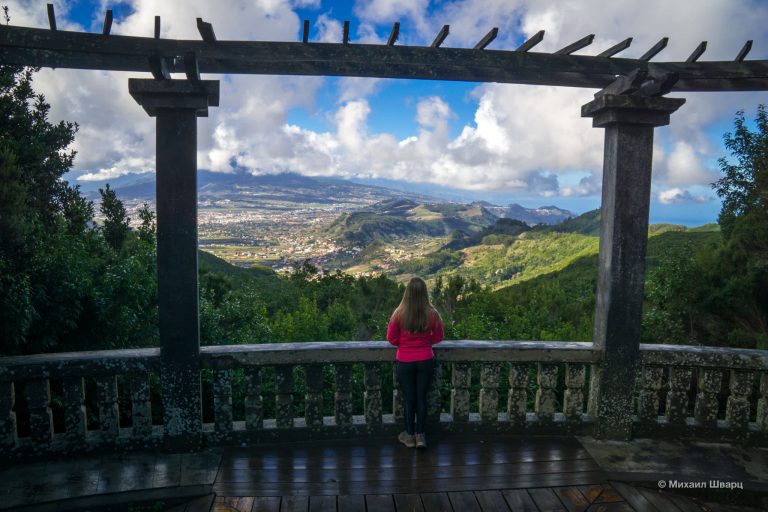 Вид на город Ла-Лагуна и вулкан Тейде