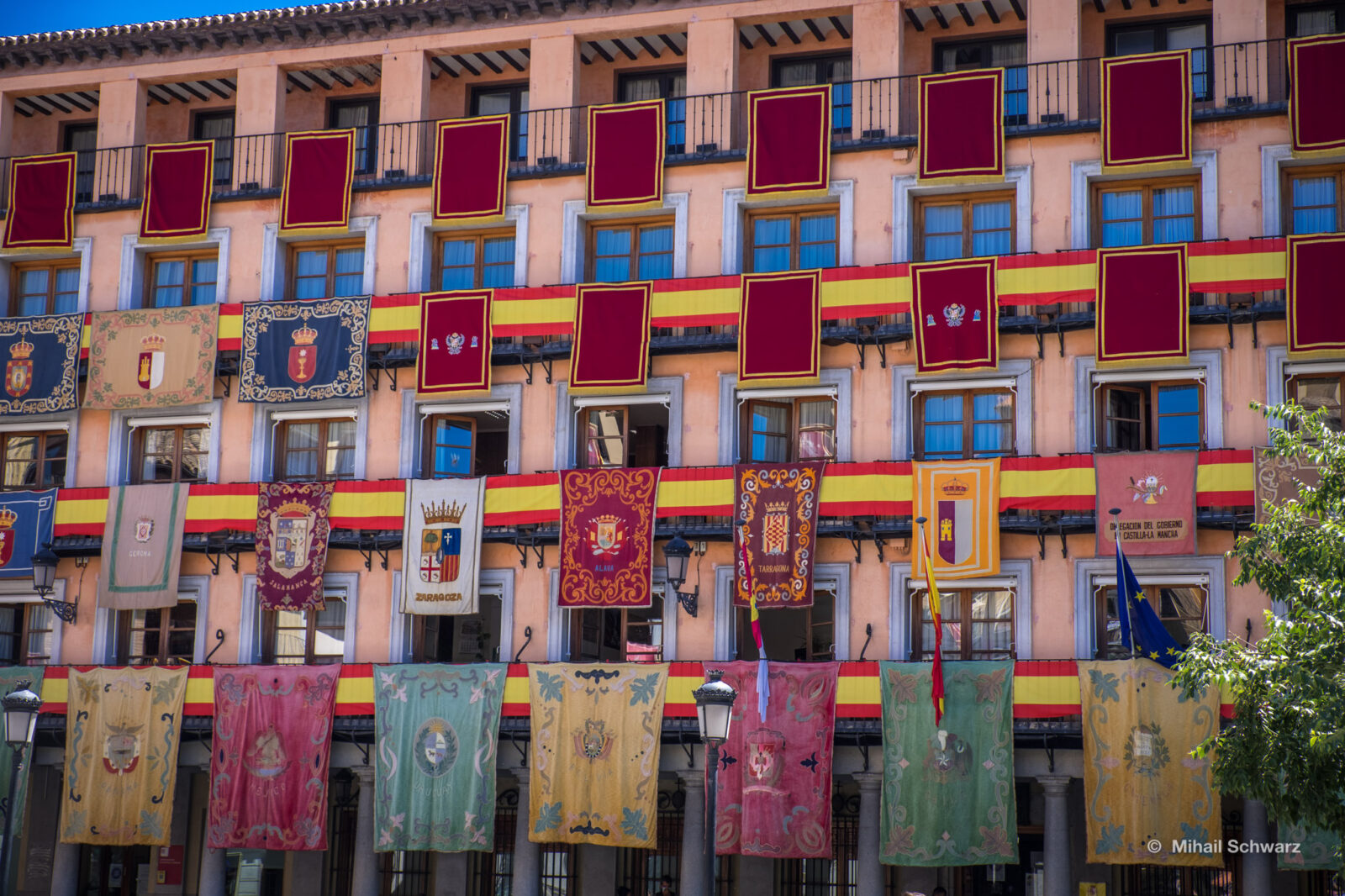 Дома украшены красочными гербами и флагами