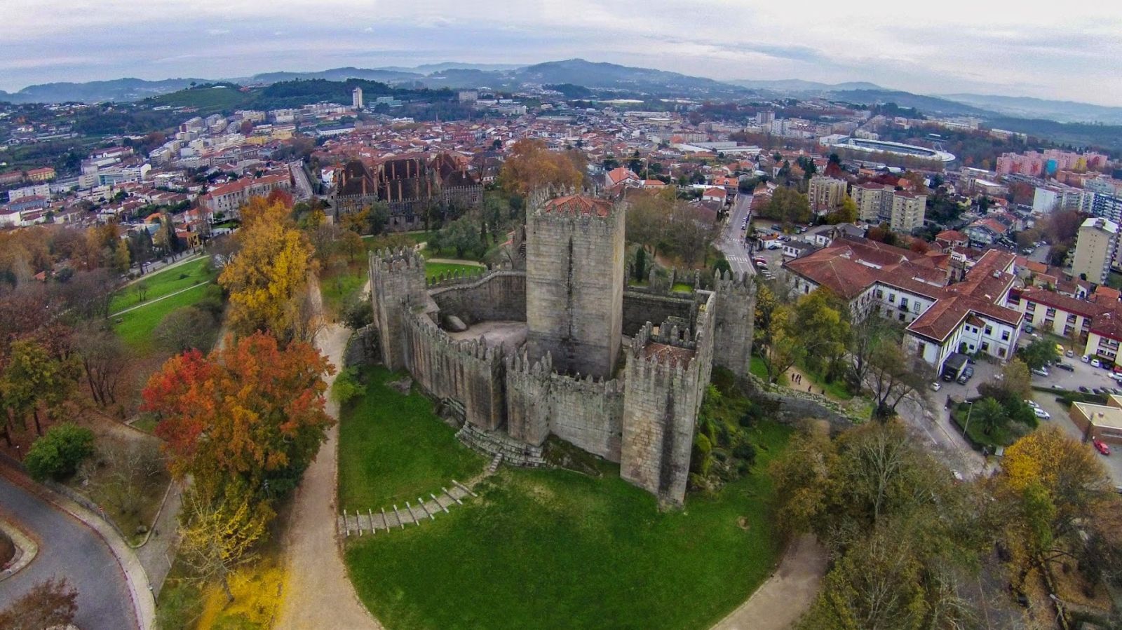 Замок Гимарайнш (Castelo de Guimarães)