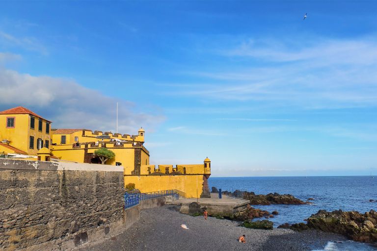 Галечный пляж Praia de São Tiago