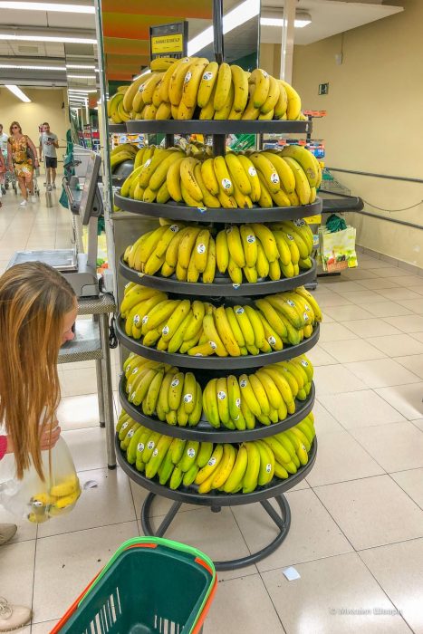 Канарские бананы разложены по спелости
