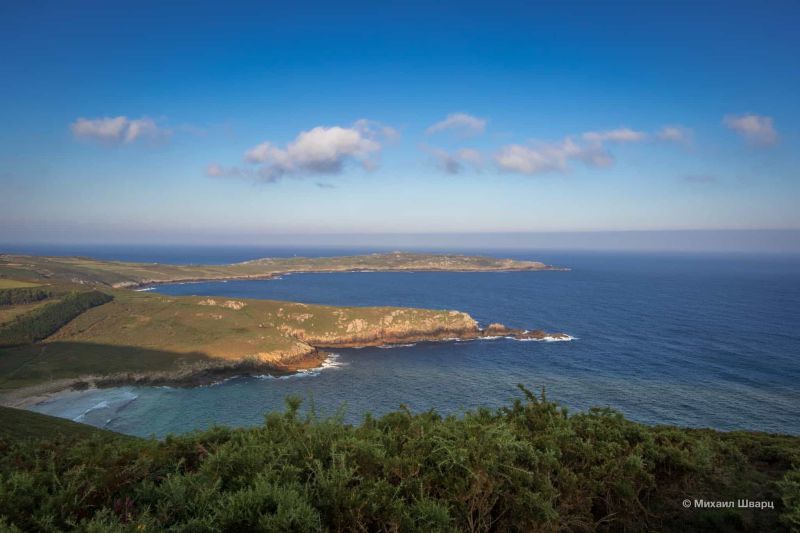 Вид на пляж Praia de Moreira и маяк Faro Touriñan