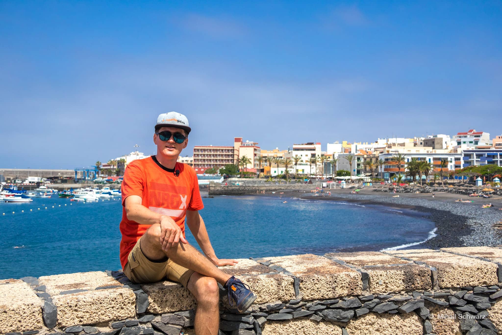 Плайя-Сан-Хуан. Михаил Шварц сидит с видом на пляж
